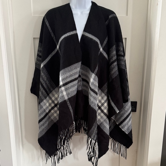 Elegant Black and Gray Plaid Women's Wrap - Picture 2 of 4